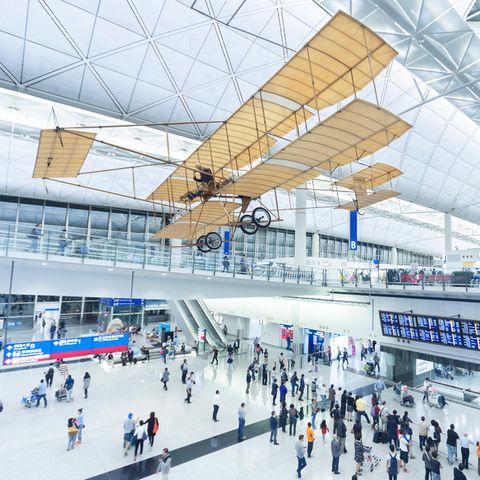 Platz 4: International Airport Hongkong (HKG)  Der Sieger des Jahres 2012, Hongkong, hat in Asien viele Mitbewerber, die alle Top-Niveau besitzen. Im Vorjahr lag der Heimatflughafen von Cathay Pacific noch auf Rang 5.
