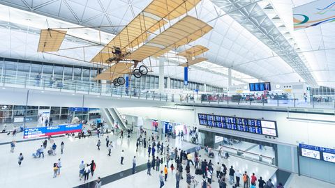 Platz 4: International Airport Hongkong (HKG)  Der Sieger des Jahres 2012, Hongkong, hat in Asien viele Mitbewerber, die alle Top-Niveau besitzen. Im Vorjahr lag der Heimatflughafen von Cathay Pacific noch auf Rang 5.