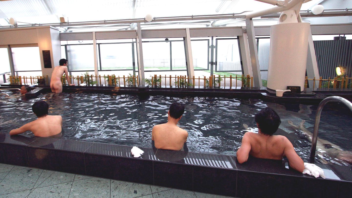Platz 7: Centrair Nagoya (NGO)    Der Chubu Centrair International Airport wurde auf einer künstlichen Insel 35 Kilometer südlich der japanischen Stadt Nagoya errichtet. Eine Besonderheit ist ein Spa im Terminal - mit Ausblick aufs Vorfeld.