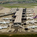 Platz 8: London Heathrow (LHR)    Um einen Rang vorarbeiten konnte sich Europas größter Flughafen. Über die Jahre wurde die Infrastruktur immer mehr verbessert. Der Terminal T2, das neue Queens Terminal der Star Alliance, schaffte es in der Kategorie "World's Best Airport Terminal" auf Platz 1, der Terminal 5, der ausschließlich von British Airways genutzt wird, auf Platz 4.
