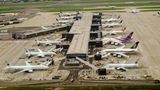 Platz 8: London Heathrow (LHR)    Um einen Rang vorarbeiten konnte sich Europas größter Flughafen. Über die Jahre wurde die Infrastruktur immer mehr verbessert. Der Terminal T2, das neue Queens Terminal der Star Alliance, schaffte es in der Kategorie "World's Best Airport Terminal" auf Platz 1, der Terminal 5, der ausschließlich von British Airways genutzt wird, auf Platz 4.