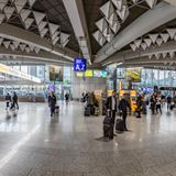 Platz 10: Flughafen Frankfurt (FRA)  Keine Veränderung gab es auf dem 10. Platz: Der Frankfurt Airport hat es bei der Skytrax-Umfrage wieder unter die Top 10 geschafft. Im Winterflugplan bieten 89 Fluggesellschaften Passagierflüge zu 262 Reisezielen in weltweit 100 Ländern an.