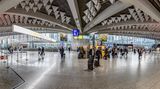 Platz 10: Flughafen Frankfurt (FRA)  Keine Veränderung gab es auf dem 10. Platz: Der Frankfurt Airport hat es bei der Skytrax-Umfrage wieder unter die Top 10 geschafft. Im Winterflugplan bieten 89 Fluggesellschaften Passagierflüge zu 262 Reisezielen in weltweit 100 Ländern an.