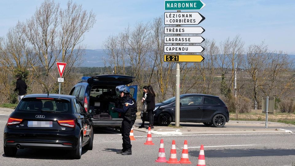 Die Polizei sperrt Straßen rund um den Vorfall in Trebes Die Polizei sperrt Straßen rund um den Vorfall in Trebes