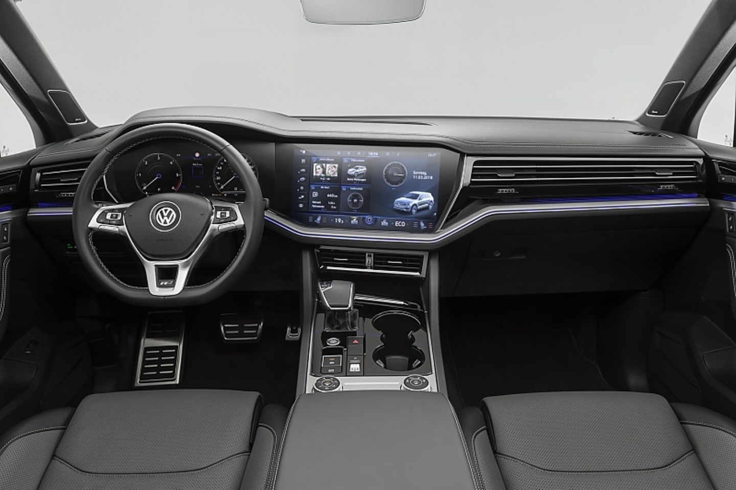 Im Cockpit dominiert ein 15-Zoll-Touchscreen