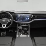 Im Cockpit dominiert ein 15-Zoll-Touchscreen