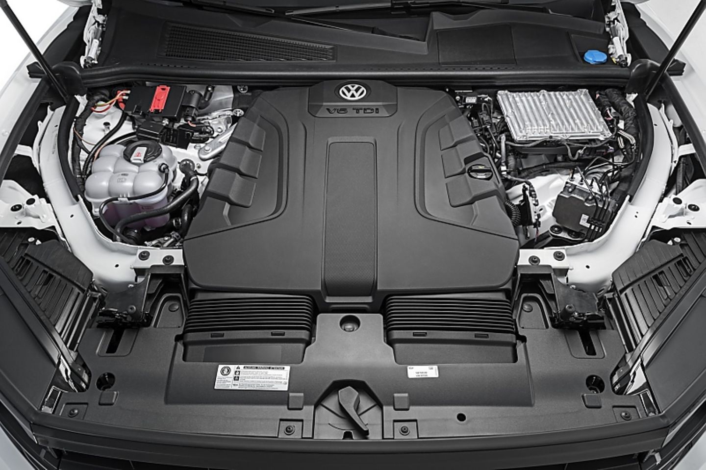 Die Motorenpalette rollt VW erst nach und nach aus: Los geht es mit zwei Sechszylinder-Diesel mit 170 kW / 231 und 210 kW / 286