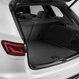 Die Heckklappe schwingt weit auf