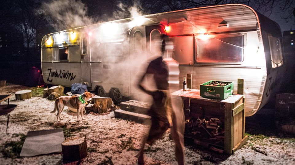 Besuch in Sinsheim: Dampfen mit Botschaft: Die "Zunderbüchse" wurde von einer kleinen Protestbewegung gegen die Schließung der öffentlichen Sauna in einem Hamburger Schwimmbad gegründet. Der Eintritt ist frei, Eigeninitiative erwünscht Dampfen mit Botschaft: Die "Zunderbüchse" wurde von einer kleinen Protestbewegung gegen die Schließung der öffentlichen Sauna in einem Hamburger Schwimmbad gegründet. Der Eintritt ist frei, Eigeninitiative erwünscht