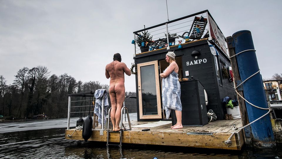 Besuch in Sinsheim: Warm werden bei 15 PS: Mit dem Floß "Finnfloat" können Saunisten über den Müggelsee in Berlin fahren und dabei kulinarische Spezialitäten aus Finnland essen. Es wird Sauna-Yoga angeboten, und auf der Dachterrasse lässt sich ein Bett zur Übernachtung aufbauen Warm werden bei 15 PS: Mit dem Floß "Finnfloat" können Saunisten über den Müggelsee in Berlin fahren und dabei kulinarische Spezialitäten aus Finnland essen. Es wird Sauna-Yoga angeboten, und auf der Dachterrasse lässt sich ein Bett zur Übernachtung aufbauen