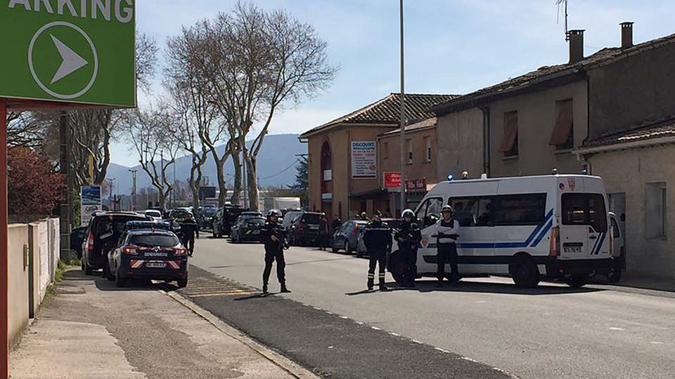 Protokoll zum Terror in Frankreich: Mutmaßlicher Terrorist tötet drei Menschen und wird selbst erschossen