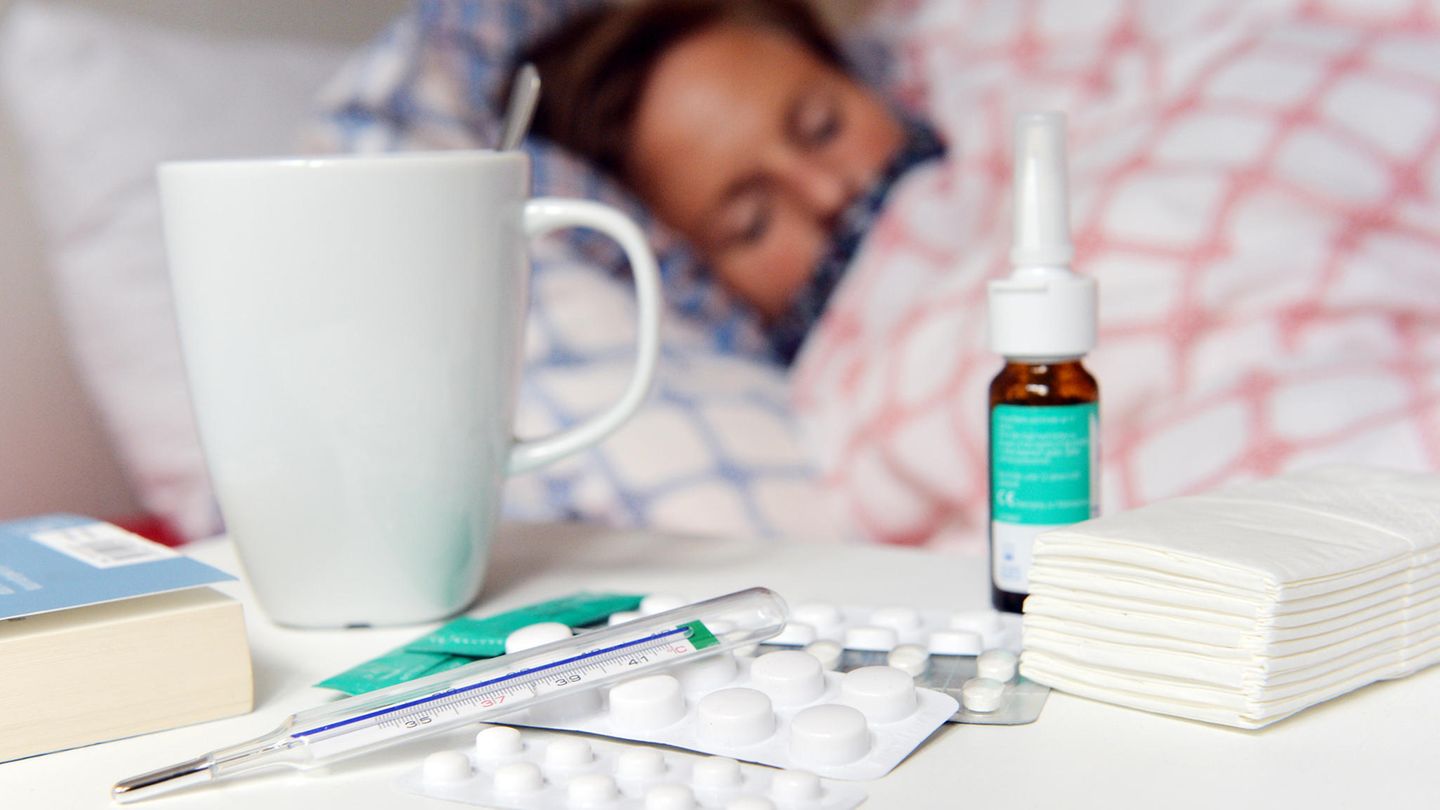 Frau bekämpft Influenza mit Medikamenten