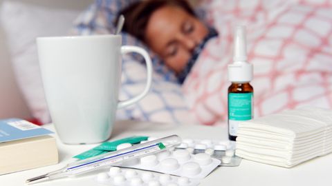 Frau bekämpft Influenza mit Medikamenten