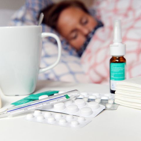 Frau bekämpft Influenza mit Medikamenten