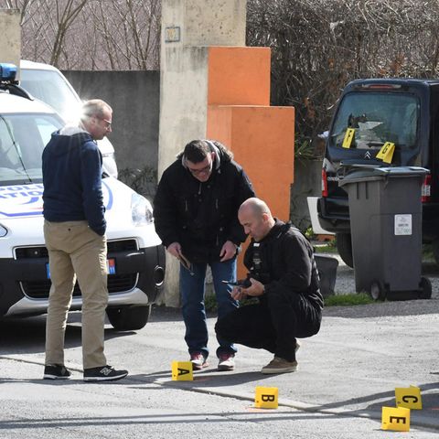 Polizisten nach der Schießerei in Frankreich bei der Spurensicherung