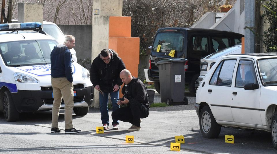 Polizisten nach der Schießerei in Frankreich bei der Spurensicherung