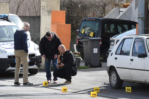 Polizisten nach der Schießerei in Frankreich bei der Spurensicherung