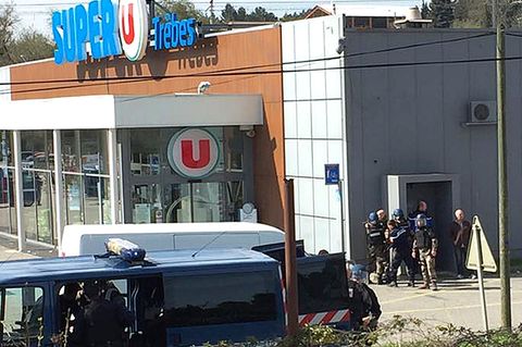 Polizisten während der Geiselnahme in Frankreich vor dem Supermarkt in Trèbes