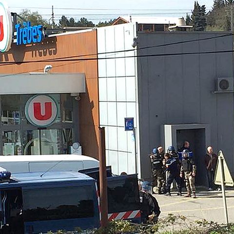 Polizisten während der Geiselnahme in Frankreich vor dem Supermarkt in Trèbes