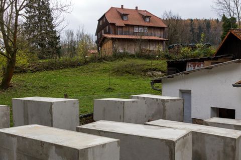 Betonstelen unweit des Wohnhauses von AfD-Politiker Björn Höcke