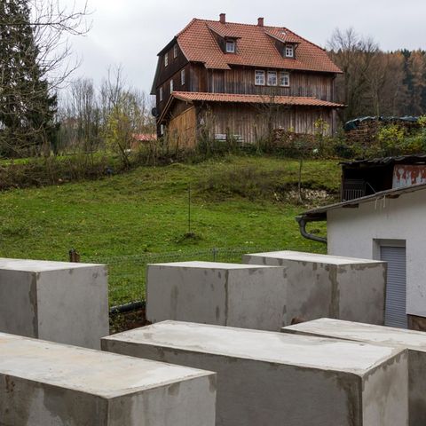 Betonstelen unweit des Wohnhauses von AfD-Politiker Björn Höcke