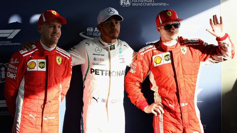 Formel-1-Fahrer Lewis Hamilton (M.), Kimi Raikkonen (r.)  und Sebastian Vettel