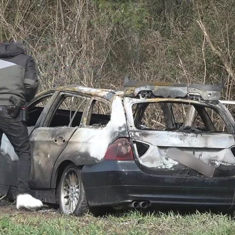 Das mutmaßliche Fluchtauto der Täter wurde unweit vom Tatort brennend gefunden