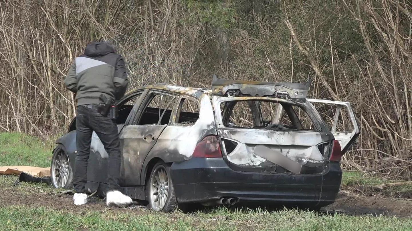Das mutmaßliche Fluchtauto der Täter wurde unweit vom Tatort brennend gefunden