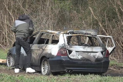 Das mutmaßliche Fluchtauto der Täter wurde unweit vom Tatort brennend gefunden