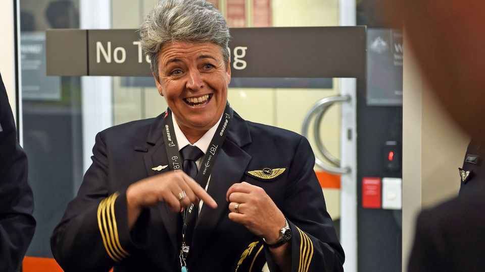 Gut gelaunt vor dem Abflug in Perth: Pilotin Lisa Norman. Sie saß bei dem historischen Flug am Steuer, als die Boeing in London aufsetzte.