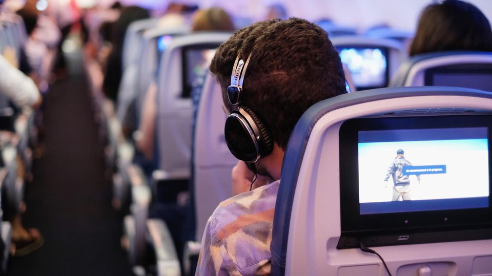 Warum wir im Flugzeug bei Filmen schneller weinen