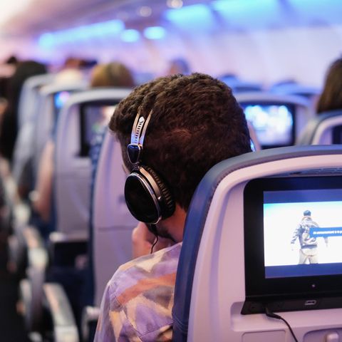 Warum wir im Flugzeug bei Filmen schneller weinen