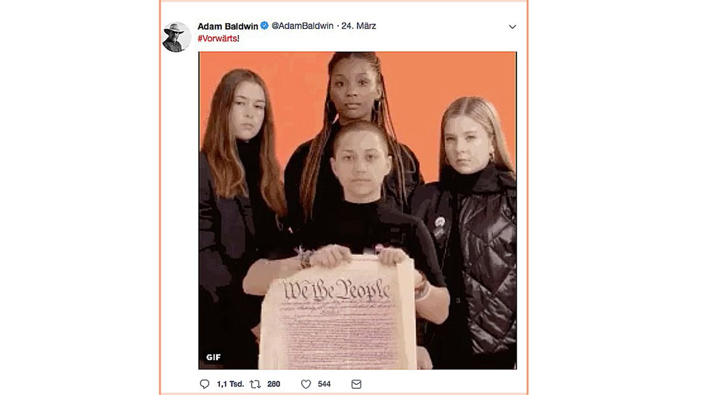 Emma Gonzalez zerreißt die amerikanische Verfassung. Das Bild ist eine Fälschung.