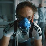Bryan Fogel, der Macher des Films "Ikarus", sitzt mit einer Atemmaske auf einem Fahrrad