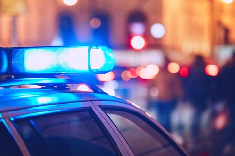 Ausschnitt eines Blaulichts auf einem Polizeiwagen
