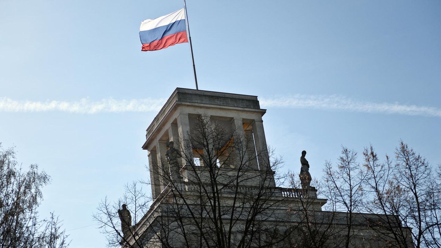 Die Flagge Russlands weht auf dem Gebäude der russischen Botschaft in Berlin