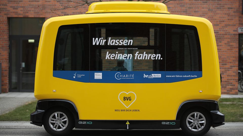 Ein führerloser Minibus parkt auf dem Gelände des Berliner Krankenhauses