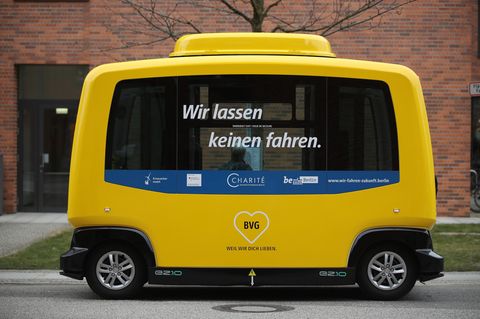 Ein führerloser Minibus parkt auf dem Gelände des Berliner Krankenhauses