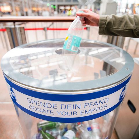 Spendenbox für Pfandflaschen am Hamburger Flughafen