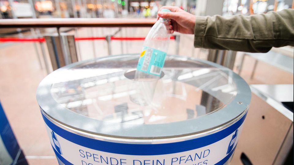 Spendenbox für Pfandflaschen am Hamburger Flughafen