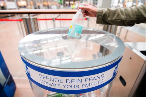 Spendenbox für Pfandflaschen am Hamburger Flughafen