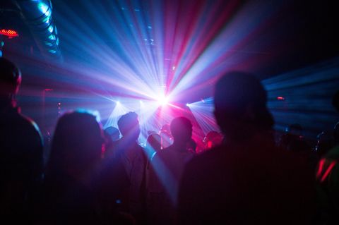 Eine lichtershow in einer Disco an Karfreitag