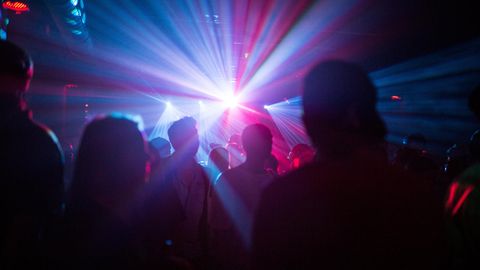 Eine lichtershow in einer Disco an Karfreitag