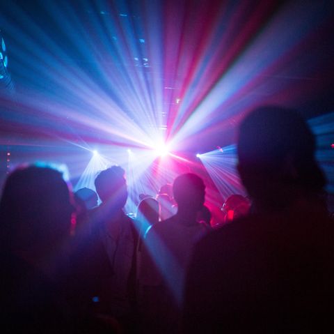 Eine lichtershow in einer Disco an Karfreitag