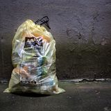 Im Gelben Sack verlässt der Kunststoffmüll die meisten Haushalte. Bei Alba in Berlin Hellersdorf geht es dagegen nun erst richtig los.