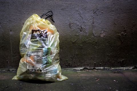 Im Gelben Sack verlässt der Kunststoffmüll die meisten Haushalte. Bei Alba in Berlin Hellersdorf geht es dagegen nun erst richtig los.