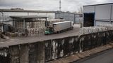 Auf dem Recyclinghof wird ein Teil der Berliner Mauer als Absperrung genutzt