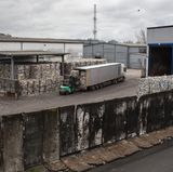 Auf dem Recyclinghof wird ein Teil der Berliner Mauer als Absperrung genutzt