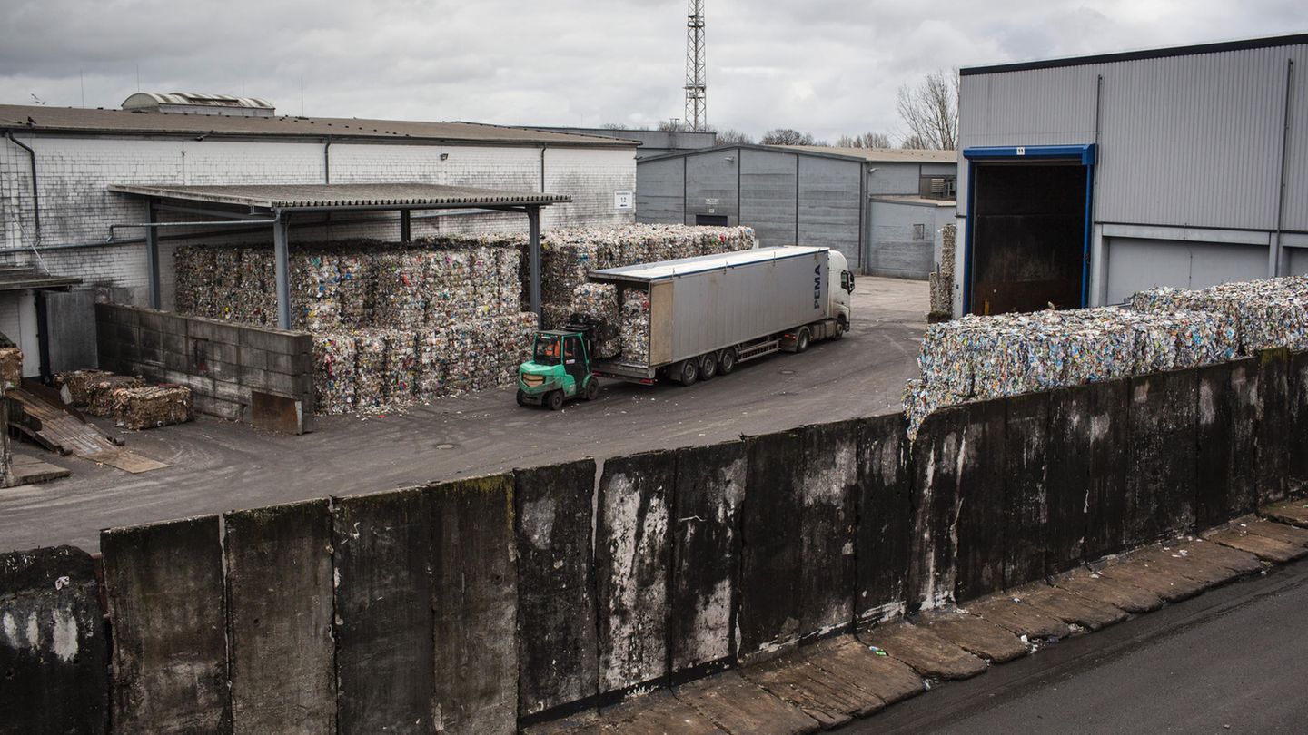 Auf dem Recyclinghof wird ein Teil der Berliner Mauer als Absperrung genutzt
