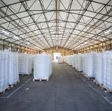 Das Kunststoffgranulat wird in großen, weißen Säcken gelagert.